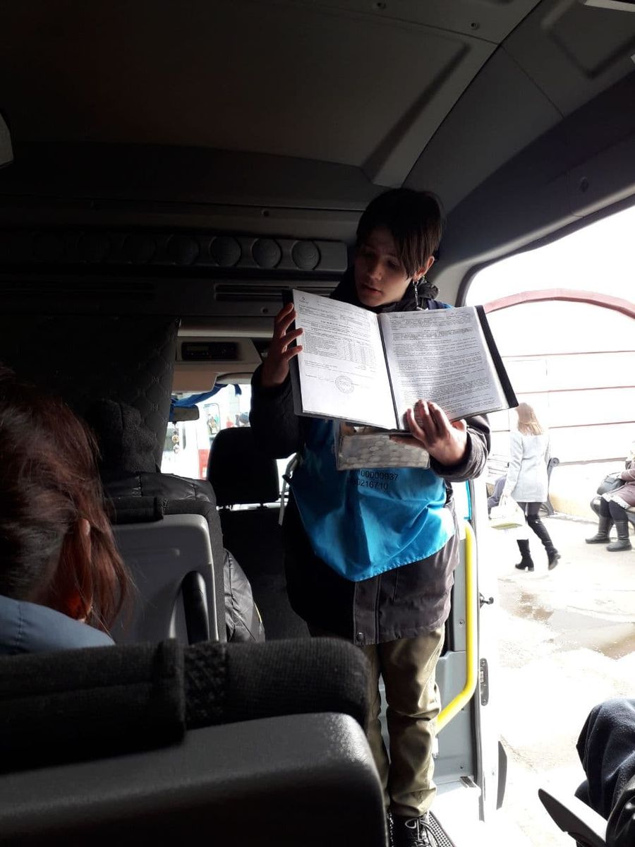 В междугородних маршрутках люди в голубых фартуках собирают деньги на якобы лечение больных детей