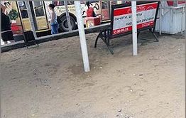 «После нас — хоть потоп!»: — фотофакт: троллейбусную остановку на площади Декабристов засыпало песком