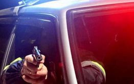 Двое забайкальцев угнали машину, угрожая оружием владельцу. Во время ухода от полиции один из угонщиков получил травму и умер.  