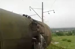 Утечка топлива произошла на месте схода вагонов в Чернышевском районе