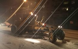 Снегопад и предновогодний шопинг превратили Читу в город сплошных пробок
