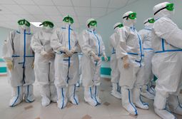 В России продлили выплаты помогающим больным COVID-19 до конца 2021 года