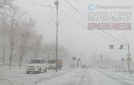 ДТП с мусоровозом произошло из-за урагана в Краснокаменске (видео)