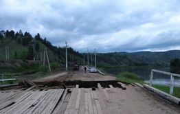 Дорожники начали делать объезд на месте обрушения моста в Петровск-Забайкальском районе