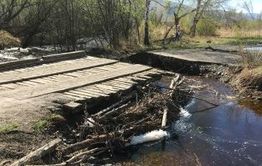 Разлившаяся река Семёновка под Балеем снесла деревянный мост