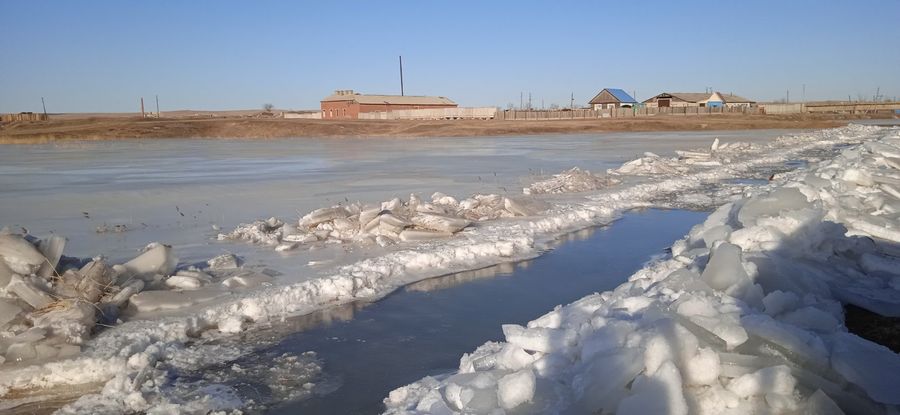 Ключи забили в Забайкальске после начала работ по созданию «ливневки». Говорят, что китайцы построили дамбу, чтобы использовать эту воду.