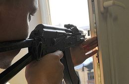 Житель дома на КСК стрелял из автомата со своего балкона