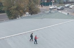 По крыше одного из торговых центров Читы гуляют дети