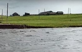 Нижняя Хила отрезана от мира: вода снесла дамбу (видео)