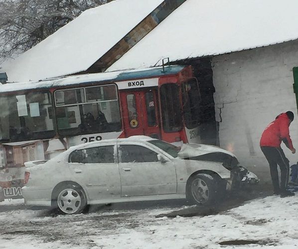 ​Троллейбус слетел с дороги и снес стену гаража на Пожарке в Чите