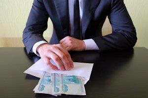 Врача дорожной больницы в Чите подозревают во взяточничестве
