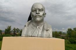 ​Памятнику Ленину в Кыре сделали трепанацию черепа. Бюст не впервые страдает от вандалов