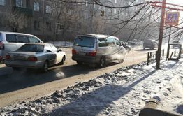 Две столкнувшихся «Тойоты» затруднили движение по Кастринской (фото)