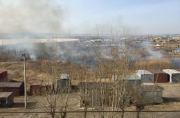 Сухая трава загорелась на Магистральной в Чите