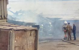 Четыре пожарных расчёта тушат пожар в Забайкальске