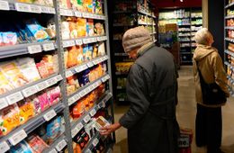 Получателям жилищных пособий предложили давать продуктовые карточки