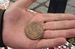 В центре Читы «впаривают» монеты под видом ценного антиквариата