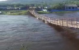 Пешеходный мост в селе Урюм провалился под микрогрузовиком (видео)  