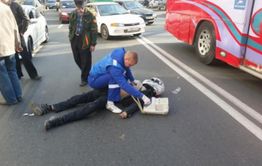 ​Пострадавшего в ДТП мотоциклиста увезли на скорой