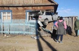 В Улан-Удэ «Тойота» врезалась в жилой дом