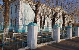 ​Родительский комитет борзинской школы пожаловался на выпадающие двери и не открывающиеся окна