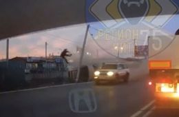 В сети появилось видео ДТП с вылетевшим в стекло водителем в Чите