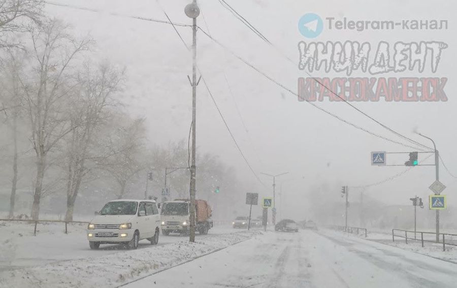 ДТП с мусоровозом произошло из-за урагана в Краснокаменске (видео)