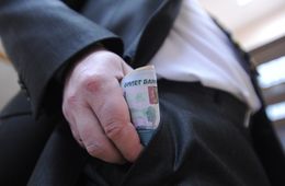 Экс-чиновник в Забайкалье получал взятки за незаконное предоставление квартир
