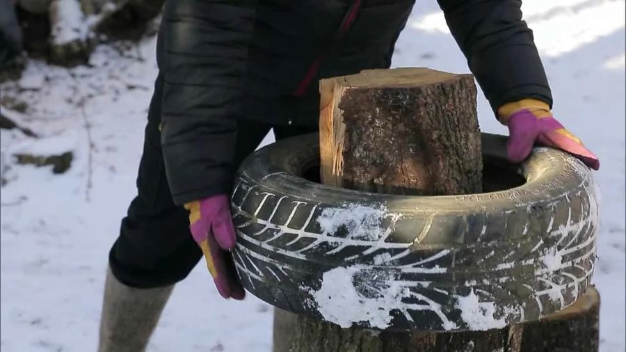 Народный лайфхак: как наколоть дров, чтобы они не разлетались в стороны