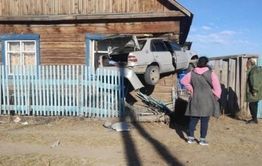 В Улан-Удэ «Тойота» врезалась в жилой дом