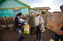 «Вечорка» и «Чита.Ру» привезли продуктов старушке, поговорившей с блогером Варламовым