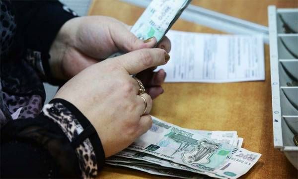Путин поручил поднять зарплаты бюджетникам