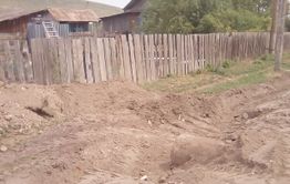 Дорожники вывели трубу из водоотводной канавы на участок жительницы села Старый Олов