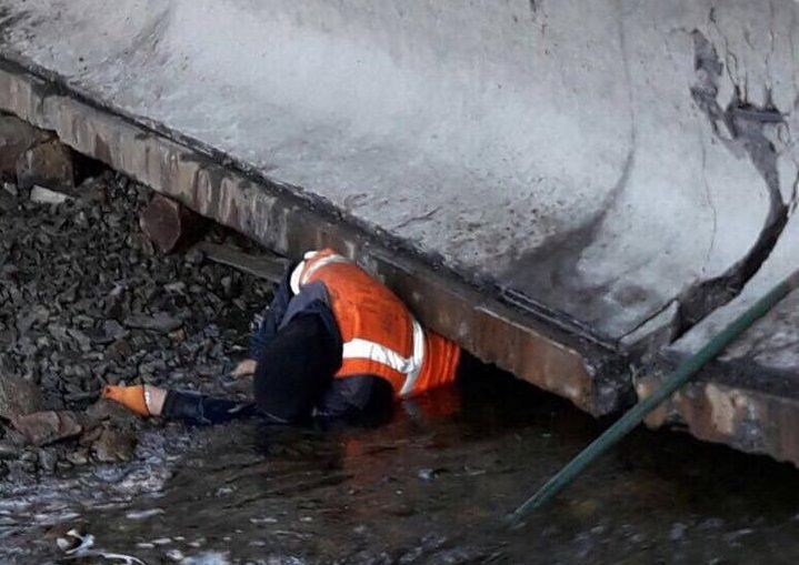 В сети опубликовали фотографии обрушения моста на станции Ксеньевская