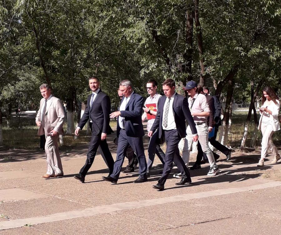 ​Осипов подобрал обертку от мороженого за журналистом