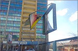 Шквалистый ветер в Чите: Рекламный щит может убить людей