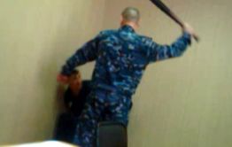Двум бывшим сотрудникам ИК-10 светит десятка за избиение зэка