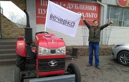 Призовой трактор «Вечорки» уже ждёт своего владельца на площадке розыгрыша