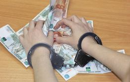 В Забайкалье работник госучреждения обвиняется в получении взятки — Следком