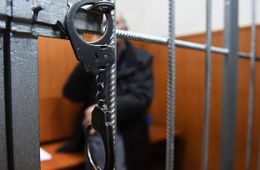 В Забайкалье мужчина обвиняется в интимной связи с несовершеннолетней падчерицей. Он взят под стражу.