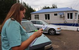 ​Сотрудники ДПС на посту в Атамановке проверяют пристегнуты ли пассажиры автобусов