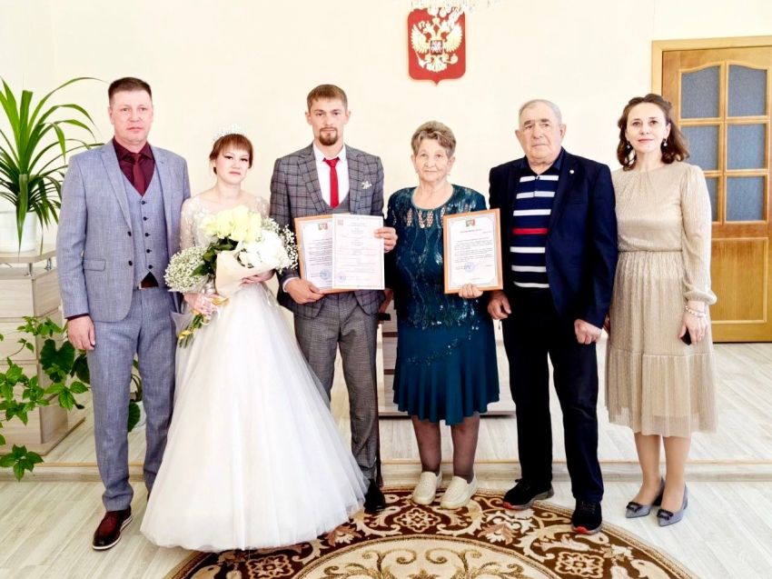 Две свадьбы в одной семье отпраздновали в Газ-Заводе