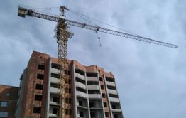 Полицейский помог спуститься девочке, забравшейся на кран на КСК