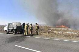 Добровольцы и пожарные тушат степной пожар в одном из районов Забайкалья — фоторепортаж