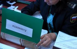 Приставы в Нер-Заводе отправляют мать выбивать алименты на работу бывшего мужа 
