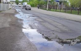 В Чите вода из колодца течет и размывает дорогу