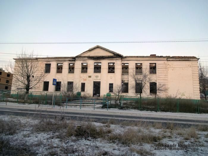 ​Житель Забайкальска начал топором разбирать не снесенную сгоревшую школу (Видео)