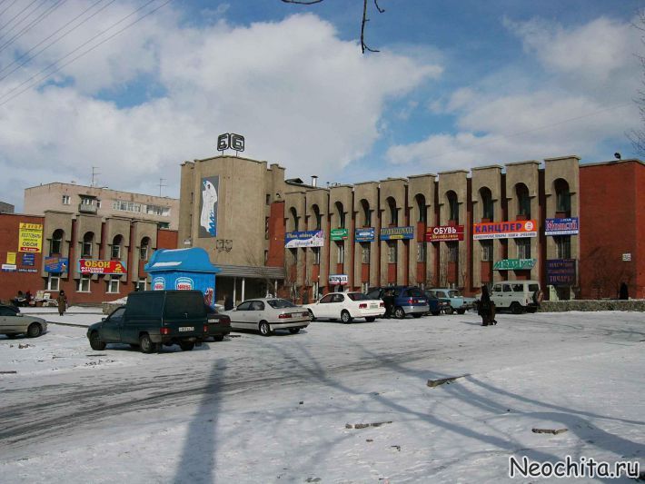 Яма глубиной 1,5 метра на Новобульварной, 96 угрожает прохожим