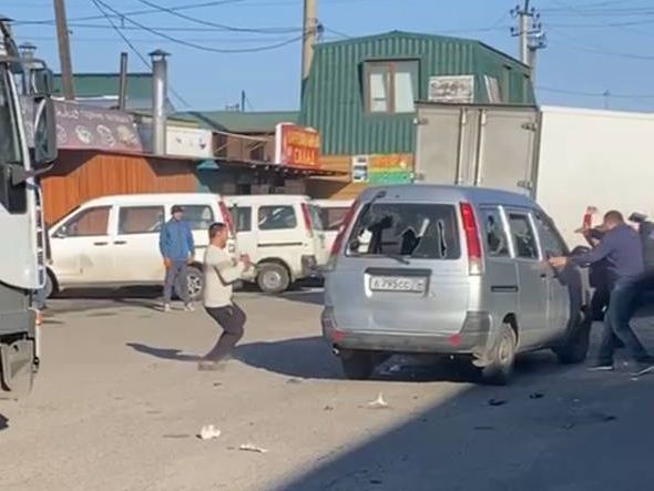 Таджики в Чите массово разгромили автомобиль