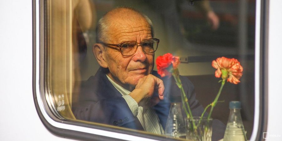 ​Ветераны войны с одним сопровождающим могут бесплатно кататься на поездах до конца года